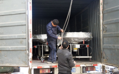 江西客戶訂購的釉料高頻振動篩發貨現場