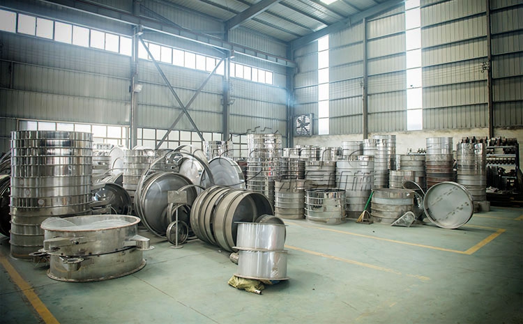 河南永晟機(jī)械精細(xì)振動(dòng)篩配件中心一角 振動(dòng)篩配件