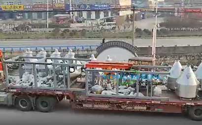 噸袋拆包機 無塵投料站 料倉整車安徽方向發貨